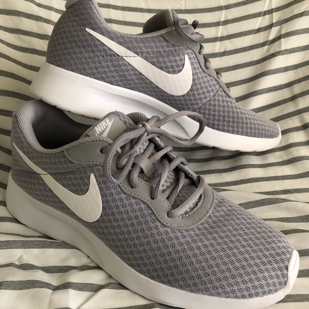 Nike Tanjun shoe sneaker size 7.5  7 1/2